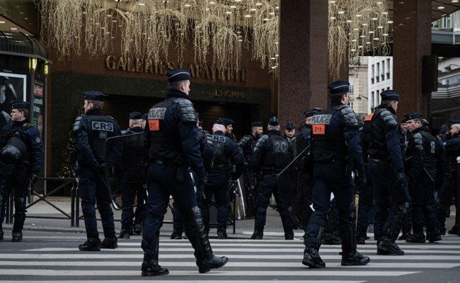 "Yellow Vest" Protesters Shut Down Top Paris Department Store