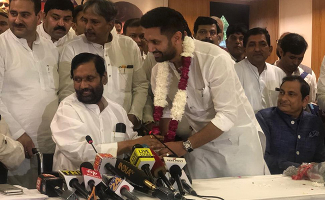 राम विलास पासवान ने बेटे चिराग को सौंपी लोक जनशक्ति पार्टी की कमान, राष्ट्रीय कार्यकारिणी की बैठक में चुना गया अध्यक्ष