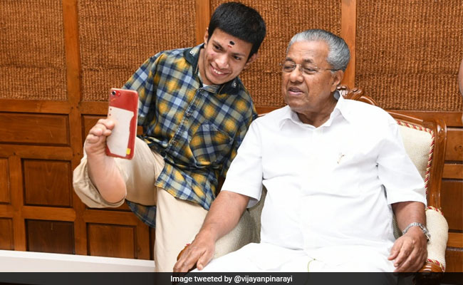 केरल के CM के साथ पेंटर ने ली पैर से सेल्फी, मुख्यमंत्री ने फोटो पोस्ट कर लिखी ऐसी बात