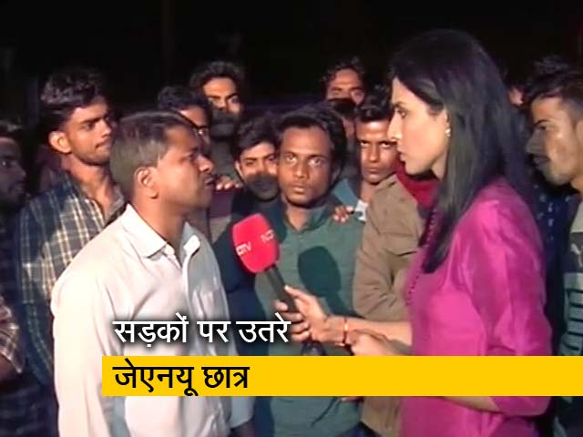 फीस बढ़ोतरी के विरोध में जेएनयू छात्रों का प्रदर्शन