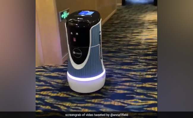 Watch: रोबोट लेकर आया कॉफी! इस होटल की रूम सर्विस ने जर्नलिस्ट को किया सरप्राइज