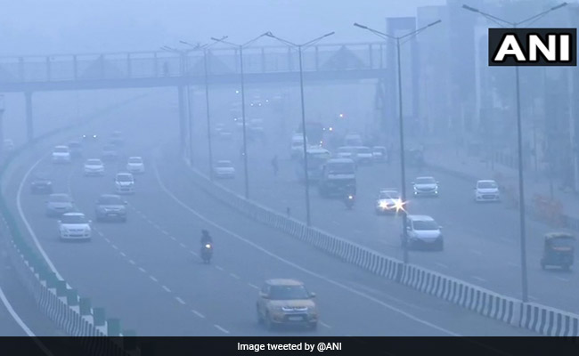 प्रदूषण की वजह से Delhi-NCR के सभी स्कूल बंद, आज भी धुंध की चादर में लिपटी है दिल्ली