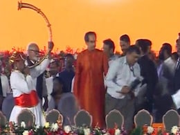 Uddhav Thackeray Oath Ceremony : उद्धव ठाकरे बने महाराष्ट्र के CM, छह कैबिनेट मंत्रियों ने भी ली शपथ Uddhav Thackeray Oath Ceremony : उद्धव ठाकरे बने महाराष्ट्र के CM, छह कैबिनेट मंत्रियों ने भी ली शपथ