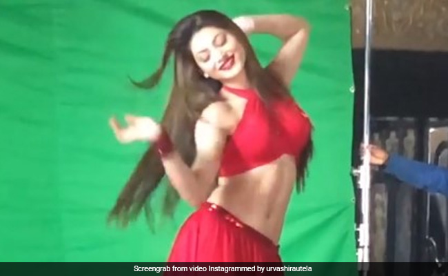 उर्वशी रौतेला ने रेड ड्रेस में किया धमाकेदार डांस, साथ ही फैंस को दे डाला यह चैलेंज- देखें Video