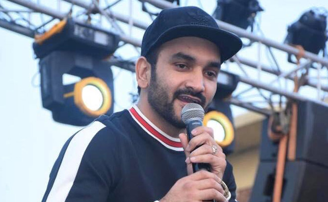 <i> "Ladki Beautiful" </i> Singer Fazilpuria Joins Dushyant Chautala's JJP In Haryana