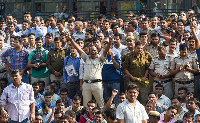 Lawyers Seek Action Against Delhi Cops Protesting After Tis Hazari Clash