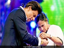 शाहरुख खान के जन्मदिन पर ममता बनर्जी ने किया ट्वीट, लिखा- मेरे चार्मिंग ब्रदर, हमें गर्व है कि... शाहरुख खान के जन्मदिन पर ममता बनर्जी ने किया ट्वीट, लिखा- मेरे चार्मिंग ब्रदर, हमें गर्व है कि...