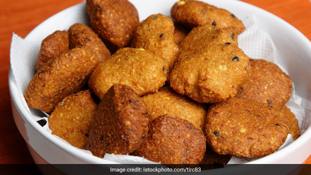 Tea-Time Snack Recipe: This Protein-Rich Kalmi Vada Is Made With 4 Types Of Dal