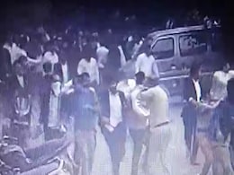 तीस हजारी कोर्ट में महिला डीसीपी पर टूट पड़े वकील, सर्विस रिवाल्वर भी छीनी, सामने आया VIDEO तीस हजारी कोर्ट में महिला डीसीपी पर टूट पड़े वकील, सर्विस रिवाल्वर भी छीनी, सामने आया VIDEO