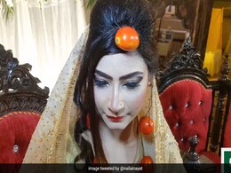 पाकिस्तान में दुल्हन ने शादी में पहने गहने की जगह टमाटर, बोली- 'छूना मत, मार डालूंगी...' देखें Video पाकिस्तान में दुल्हन ने शादी में पहने गहने की जगह टमाटर, बोली- 'छूना मत, मार डालूंगी...' देखें Video