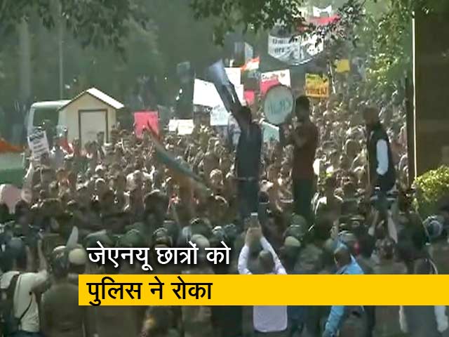 हिरासत में लिए गए 30 से ज्यादा JNU के छात्र