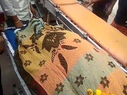 महान गणितज्ञ वशिष्ठ नारायण सिंह का शव ले जाने के लिए एंबुलेंस का करते रहे इंतजार, परिजन बोले- ये उनका अपमान है महान गणितज्ञ वशिष्ठ नारायण सिंह का शव ले जाने के लिए एंबुलेंस का करते रहे इंतजार, परिजन बोले- ये उनका अपमान है