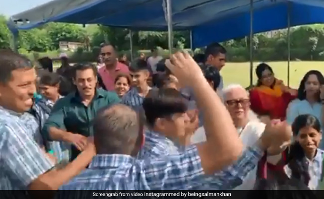 Seen This Video Of Salman Khan And Sonakshi Sinha Dancing To <I>Yu Karke</i> With 'Special Children' Yet?