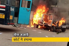 सिटी एक्सप्रेस: पार्किंग को लेकर भिड़ गए पुलिसकर्मी और वकील सिटी एक्सप्रेस: पार्किंग को लेकर भिड़ गए पुलिसकर्मी और वकील