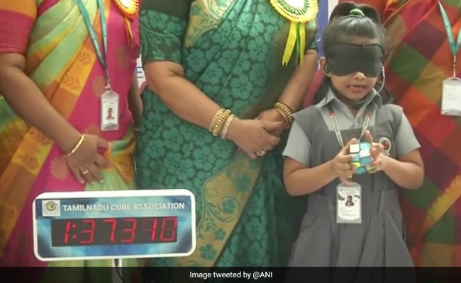6 साल की बच्ची ने आंखों पर पट्टी बांध कर सॉल्व की Rubik Puzzle, बनी दुनिया की सबसे कम उम्र की Genius