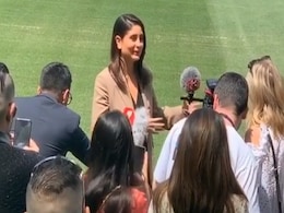 मेलबर्न क्रिकेट ग्राउंड में पहुंची करीना कपूर, क्रिकेट फैन्स को यूं दिया सरप्राइज- देखें Viral Video मेलबर्न क्रिकेट ग्राउंड में पहुंची करीना कपूर, क्रिकेट फैन्स को यूं दिया सरप्राइज- देखें Viral Video