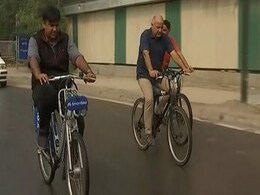 Odd नंबर की कार होने पर साइकिल से दफ्तर पहुंचे डिप्टी CM मनीष सिसोदिया, देखें VIDEO Odd नंबर की कार होने पर साइकिल से दफ्तर पहुंचे डिप्टी CM मनीष सिसोदिया, देखें VIDEO