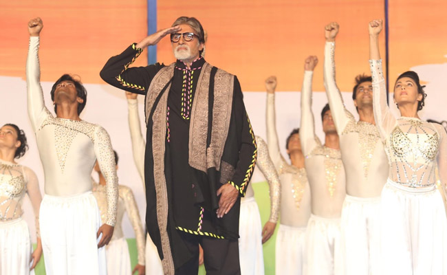 Amitabh Bachchan Pays Tribute At Special 26/11 Concert. Aishwarya Rai Bachchan, Shweta, Abhishek Attend