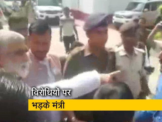 विरोध करने पर आपा खो बैठे मंत्री और उनके समर्थक