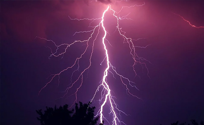 MP Weather Alert: मध्य प्रदेश में इंद्रदेव की लुकाछिपी, कभी प्रचंड धूप तो कभी झमाझम बारिश, जानिए क्या है अपडेट?