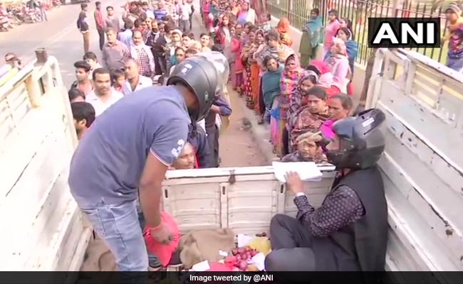 जान जोखिम में डालकर सस्ती प्याज बांट रहे बिस्कोमान के अधिकारी!