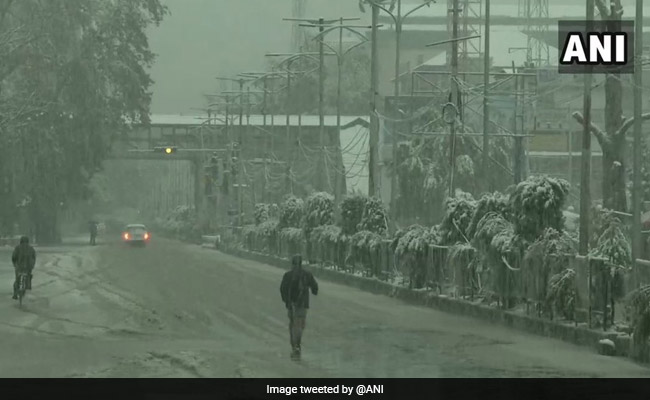 कश्मीर और हिमाचल प्रदेश के कई पहाड़ी इलाकों में सीजन की पहली बर्फबारी, देखें- VIDEO