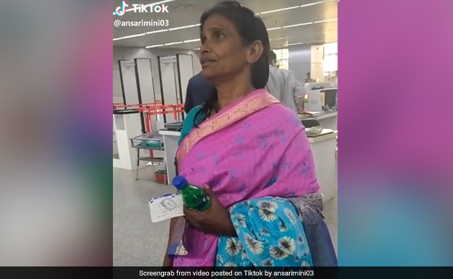 TikTok  Top 5: रानू मंडल एयरपोर्ट पर कर रही थीं फ्लाइट का इंतजार, फैन सेल्फी लेने आई और... देखें Viral Video