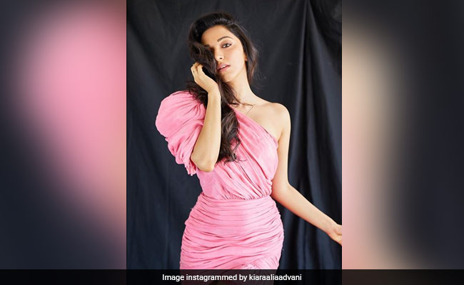 बॉलीवुड एक्ट्रेस कियारा आडवाणी ने 'इंदु की जवानी' की शूटिंग पूरी की