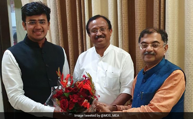 2 BJP Leaders Visit Monk Kumarajiva's Temple In China, Offer Prayers