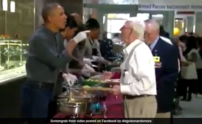 Barack Obama का खाना परोसते हुए वीडियो हुआ वायरल, जानिए क्या है मामला