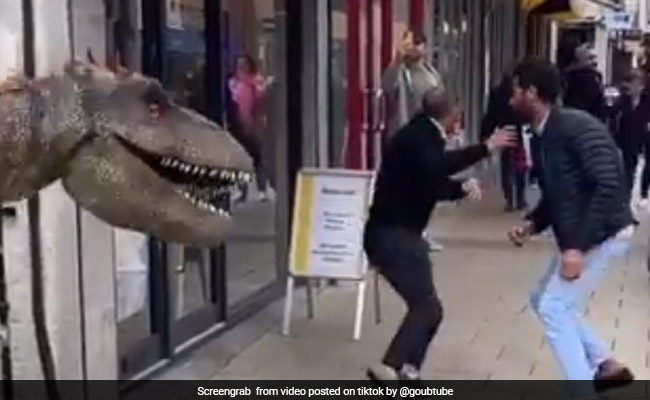 सड़क पर घूमता दिखा 'Dinosaur', देखते ही मची भगदड़, वायरल हुआ ये VIDEO