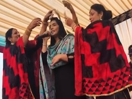 Video: यह पंजाबी सिंगर झूमकर गा रही थीं गाना, तभी महिलाओं ने लुटाने शुरू कर दिए नोट और फिर... Video: यह पंजाबी सिंगर झूमकर गा रही थीं गाना, तभी महिलाओं ने लुटाने शुरू कर दिए नोट और फिर...