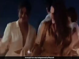 वाणी कपूर के साथ 'घुंघरू टूट गए' सॉन्ग पर कुछ यूं थिरकी प्रियंका चोपड़ा, देखें Video वाणी कपूर के साथ 'घुंघरू टूट गए' सॉन्ग पर कुछ यूं थिरकी प्रियंका चोपड़ा, देखें Video