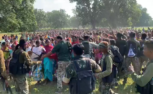 छत्तीसगढ़ : नक्सल प्रभावित दंतेवाड़ा में बेकाबू हुई भीड़, जवानों ने की हवाई फायरिंग; VIDEO