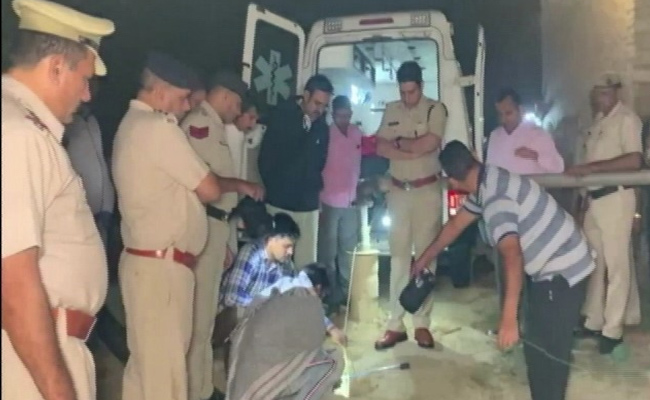 हरियाणा: खेत में खेल रही 5 साल की बच्ची 50 फुट गहरे बोरवेल में गिरी, 18 घंटे बाद निकाली गई, मौत