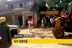 दबंग ने महिला सरपंच को जेसीबी से लटकाया दबंग ने महिला सरपंच को जेसीबी से लटकाया