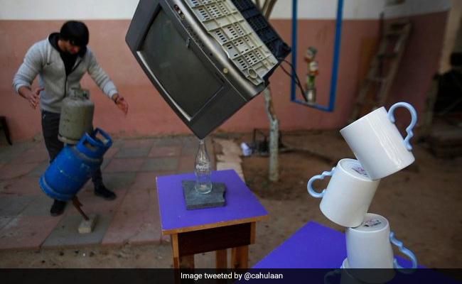 Unbelievable: बोतल पर रखा टीवी, पाइप पर रखा सिलेंडर, क्या आप भी कर सकते हैं ऐसा, देखें PIC