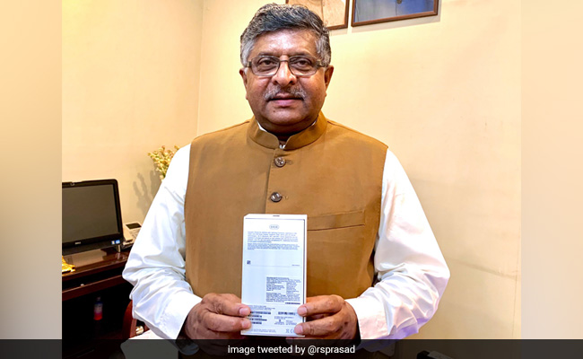 "Designed In California, Assembled In India": Ravi Shankar Prasad Shows Off iPhone XR