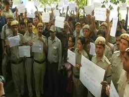 दिल्ली पुलिस पर हुए हमले से भड़के बॉलीवुड प्रोड्यूसर, कहा- ये उन आतंकवादियों से कैसे अलग हैं जो... दिल्ली पुलिस पर हुए हमले से भड़के बॉलीवुड प्रोड्यूसर, कहा- ये उन आतंकवादियों से कैसे अलग हैं जो...