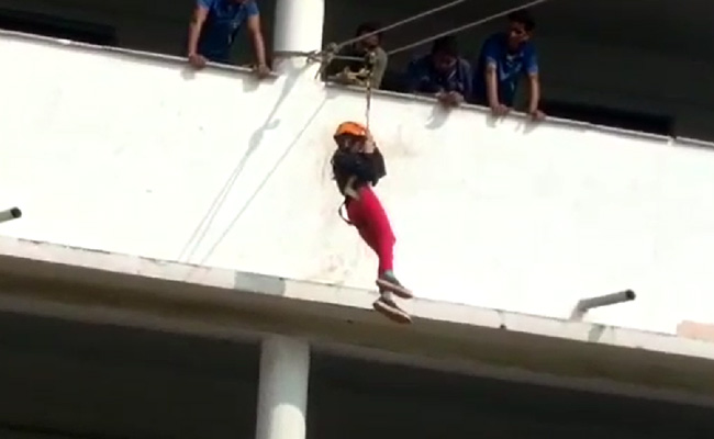 स्कूल में एडवेंचर स्पोर्ट्स के दौरान 25 फीट की ऊंचाई से गिरी बच्ची, देखें - VIDEO