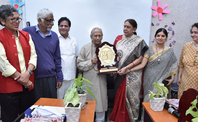 भारतीय जनसंचार संघ ने दिया डॉ. रश्मि को 'स्त्री शक्ति सम्मान'