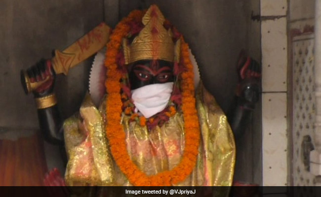 पीएम नरेंद्र मोदी के संसदीय क्षेत्र वाराणसी में भगवानों को प्रदूषण से बचाने के लिए पहनाए मास्क