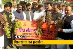 किसानों के मुद्दे पर शिवसेना का संसद के सामने विरोध किसानों के मुद्दे पर शिवसेना का संसद के सामने विरोध