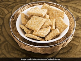 Gajak Side Effects: सर्दियों के मौसम में अगर आप भी खाते हैं गजक तो जान लें ये बड़े नुकसान Gajak Side Effects: सर्दियों के मौसम में अगर आप भी खाते हैं गजक तो जान लें ये बड़े नुकसान