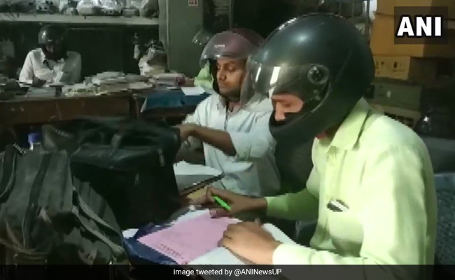 यूपी सरकार के कर्मचारी हेलमेट लगाकर कर रहे हैं दफ्तर में काम, सामने आई चौकाने वाली वजह