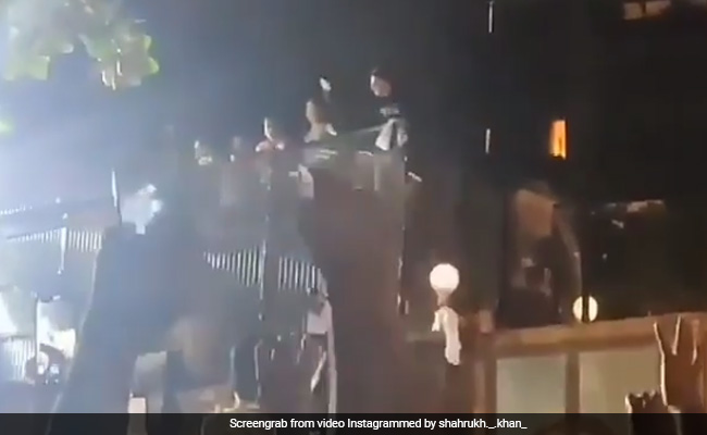 शाहरुख खान को देख बेकाबू हुए फैन्स, 'मन्नत' के बाहर लगी भारी भीड़,Video हुआ Viral