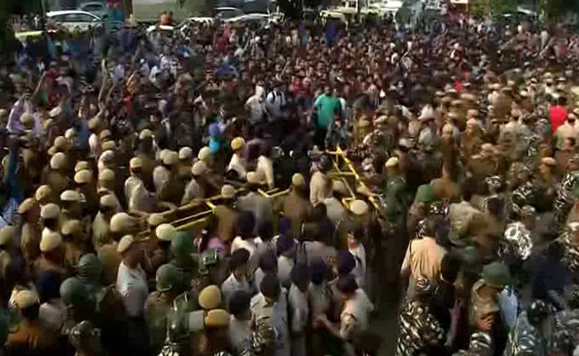 Students, Cops Clash At JNU On Convocation Day Over 300% Fee Hike