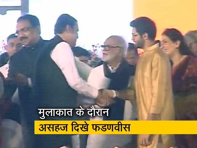 आदित्य ठाकरे से हाथ मिलाते हुए क्या सहज नहीं थे फडणवीस?