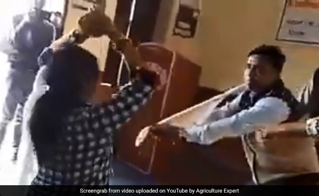 स्कूल में टीचर ने किया महिला के साथ नागिन डांस, रुमाल निकालकर ऐसे बने सपेरा... देखें Video