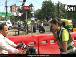 डांस करते हुए ट्रैफिक सिग्नल पर पहुंची लड़की, बाइक चालक से बोली- 'अंकल हेलमेट पहनोगे तो मैं...' देखें VIDEO डांस करते हुए ट्रैफिक सिग्नल पर पहुंची लड़की, बाइक चालक से बोली- 'अंकल हेलमेट पहनोगे तो मैं...' देखें VIDEO
